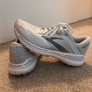 Brooks Adrenaline GTS Sneakers - Light Gray and White